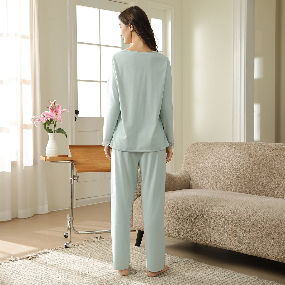 بيجاما مزينة بدانتيل للنساء