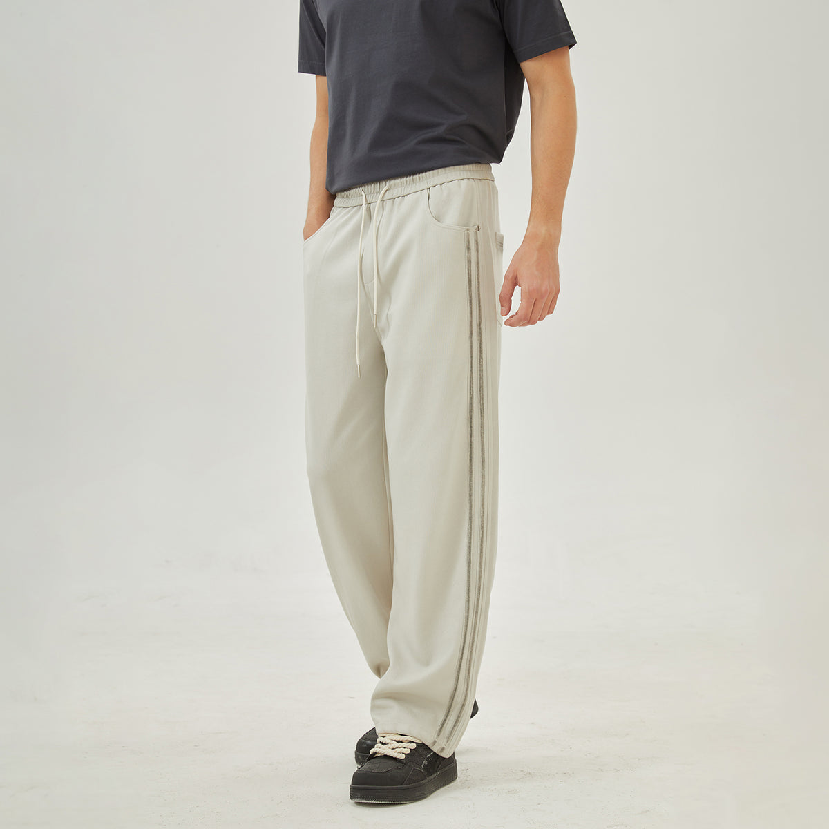 بنطال كاجوال مطرز للرجال