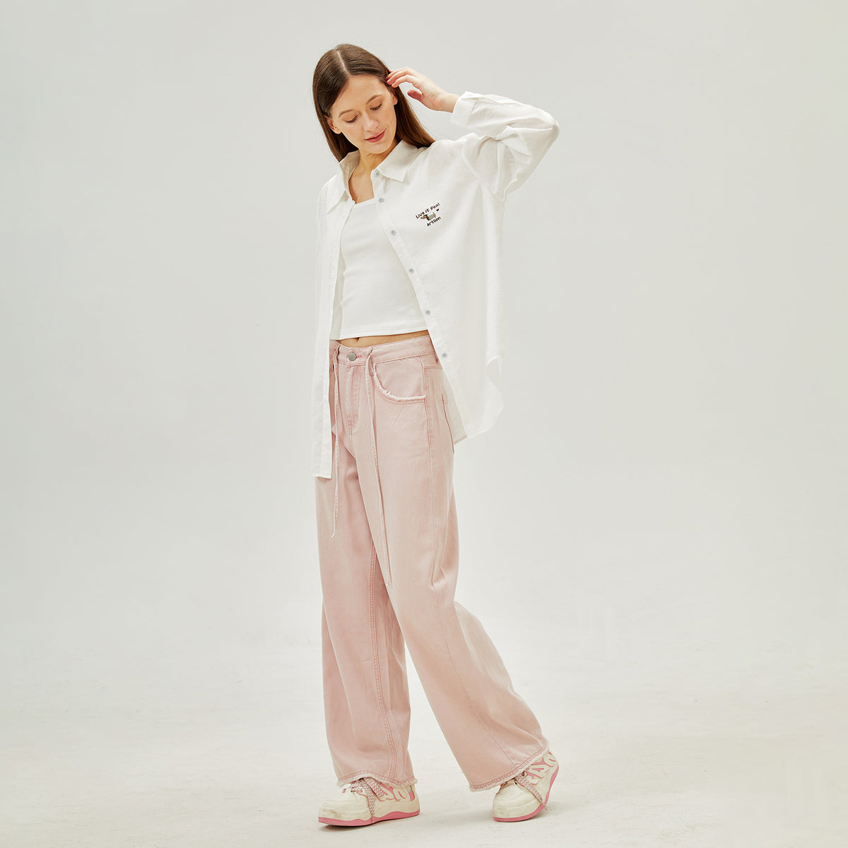 قميص مطرز بتصميم عصري مكون من قطعتين للنساء