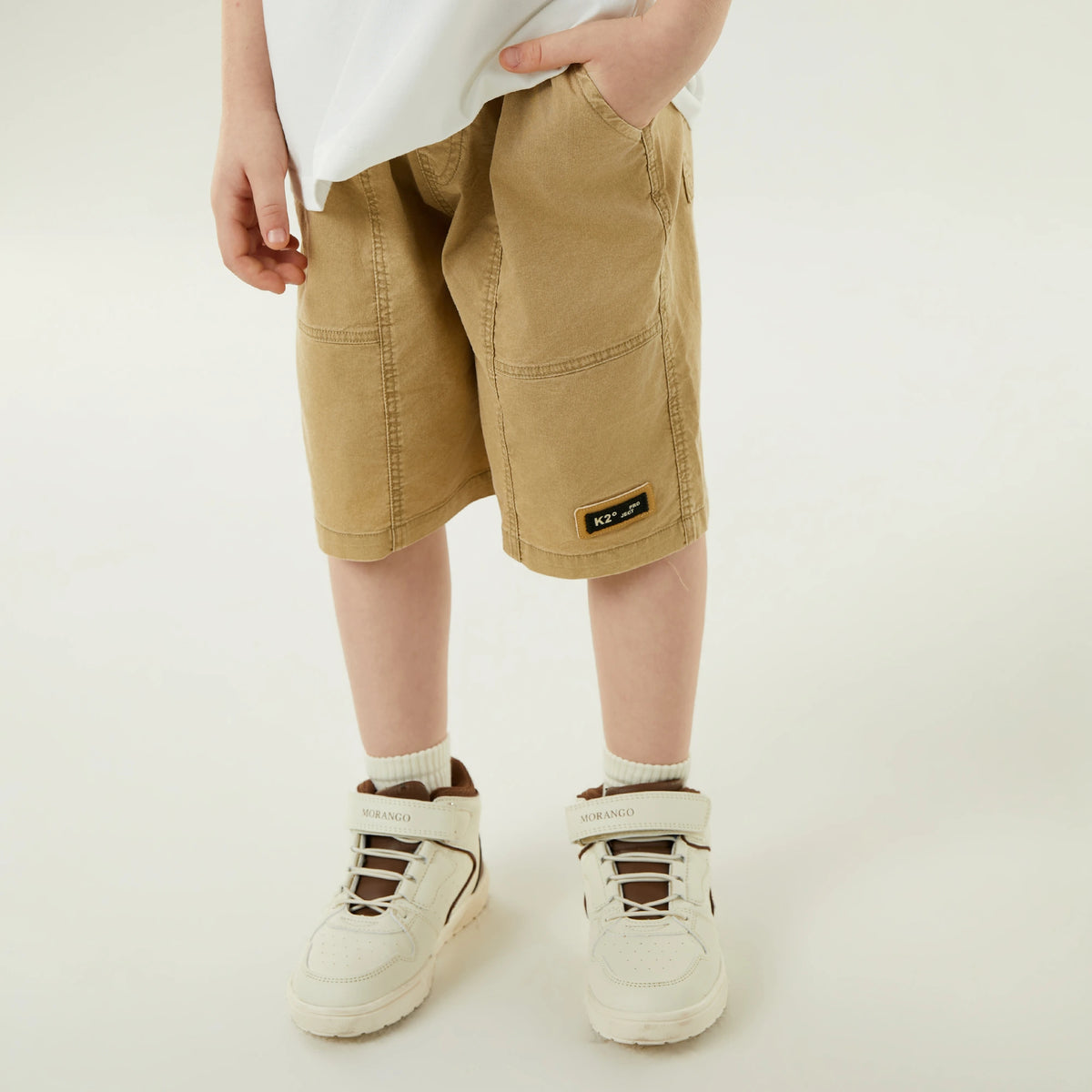 شورت كاجوال مزين ببادج للأولاد