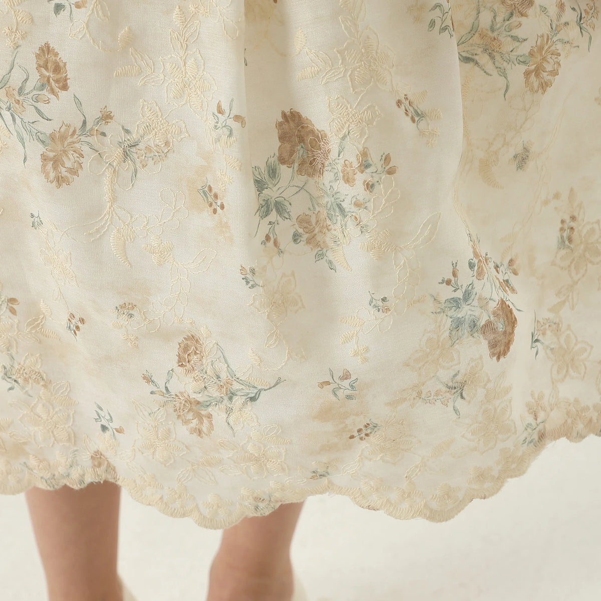 تنورة مزينة بنمط الزهور للبنات