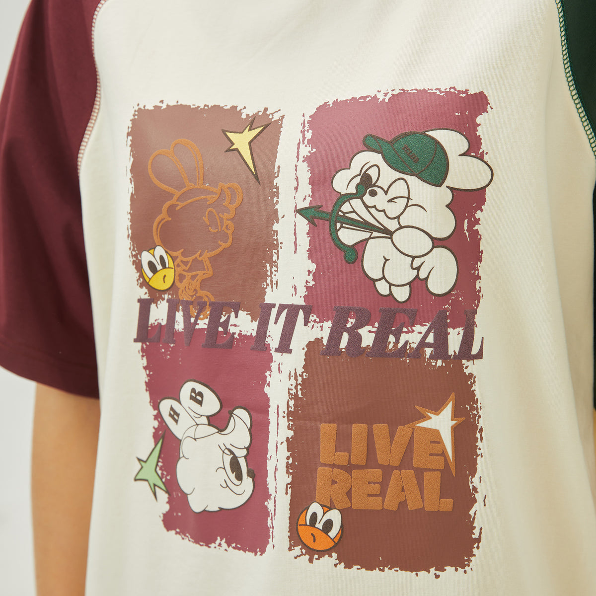 تيشيرت بألوان متداخلة بإطلالة عصرية للنساء