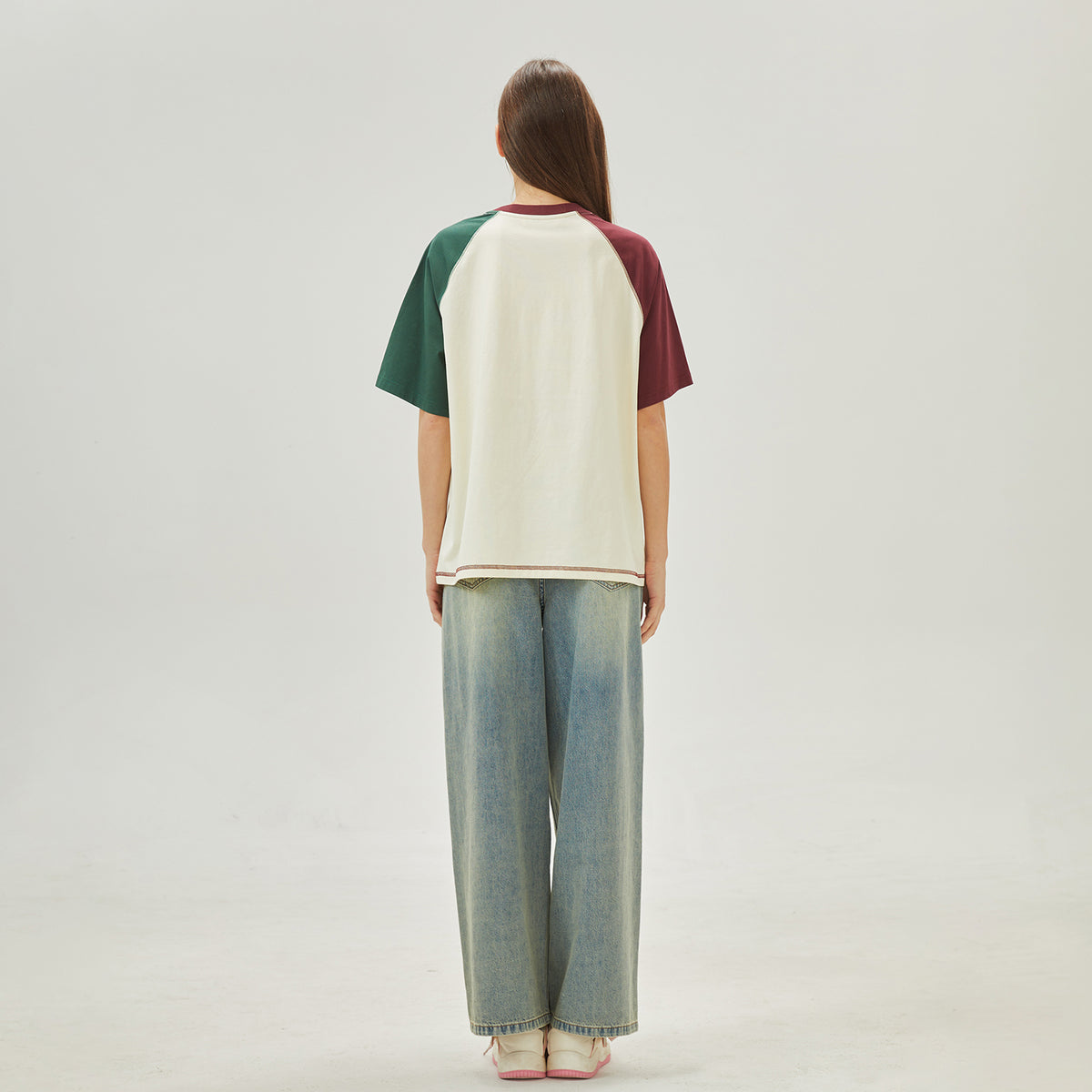 تيشيرت بألوان متداخلة بإطلالة عصرية للنساء