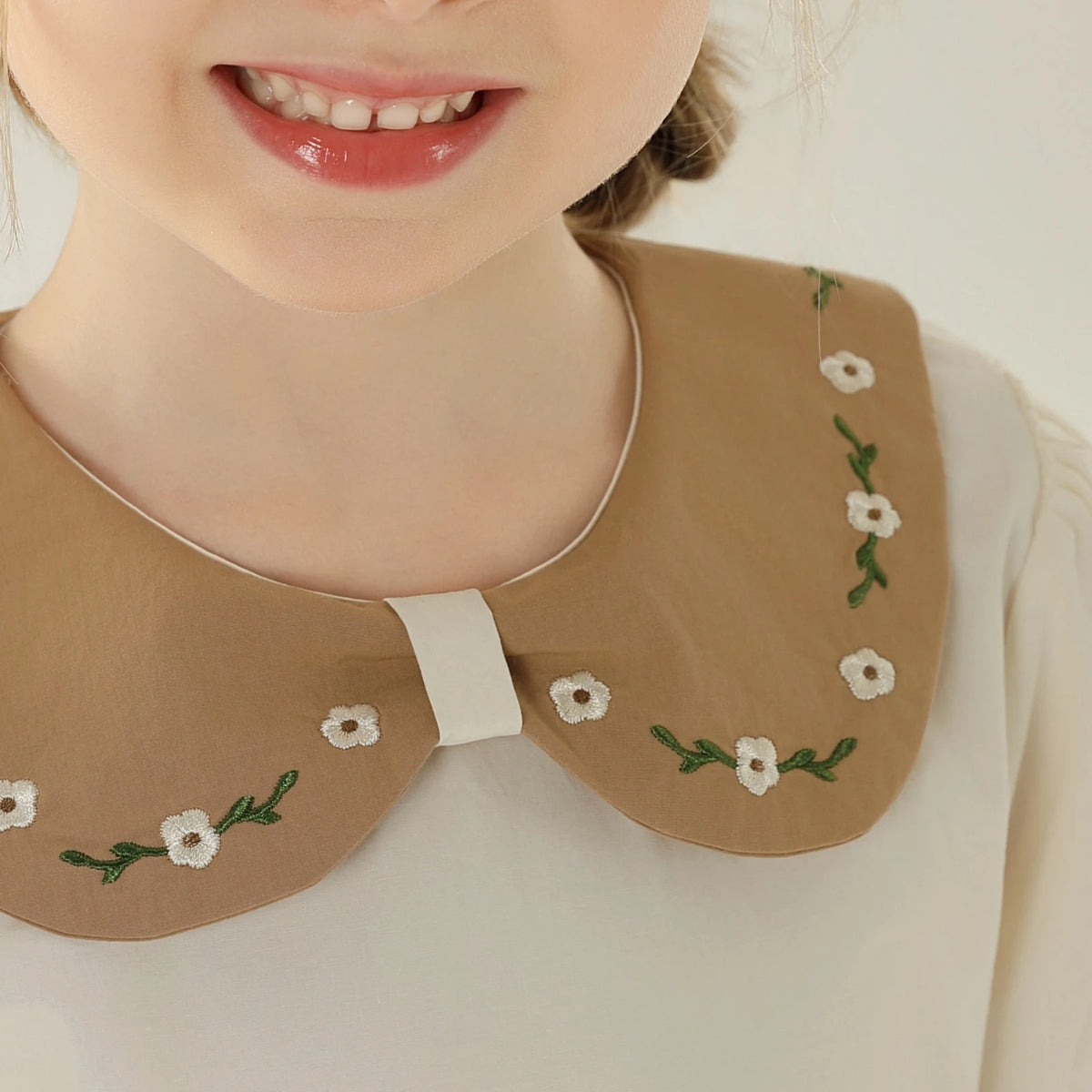 بلوزة بأكمام منفوخة بنقشة الزهور للبنات