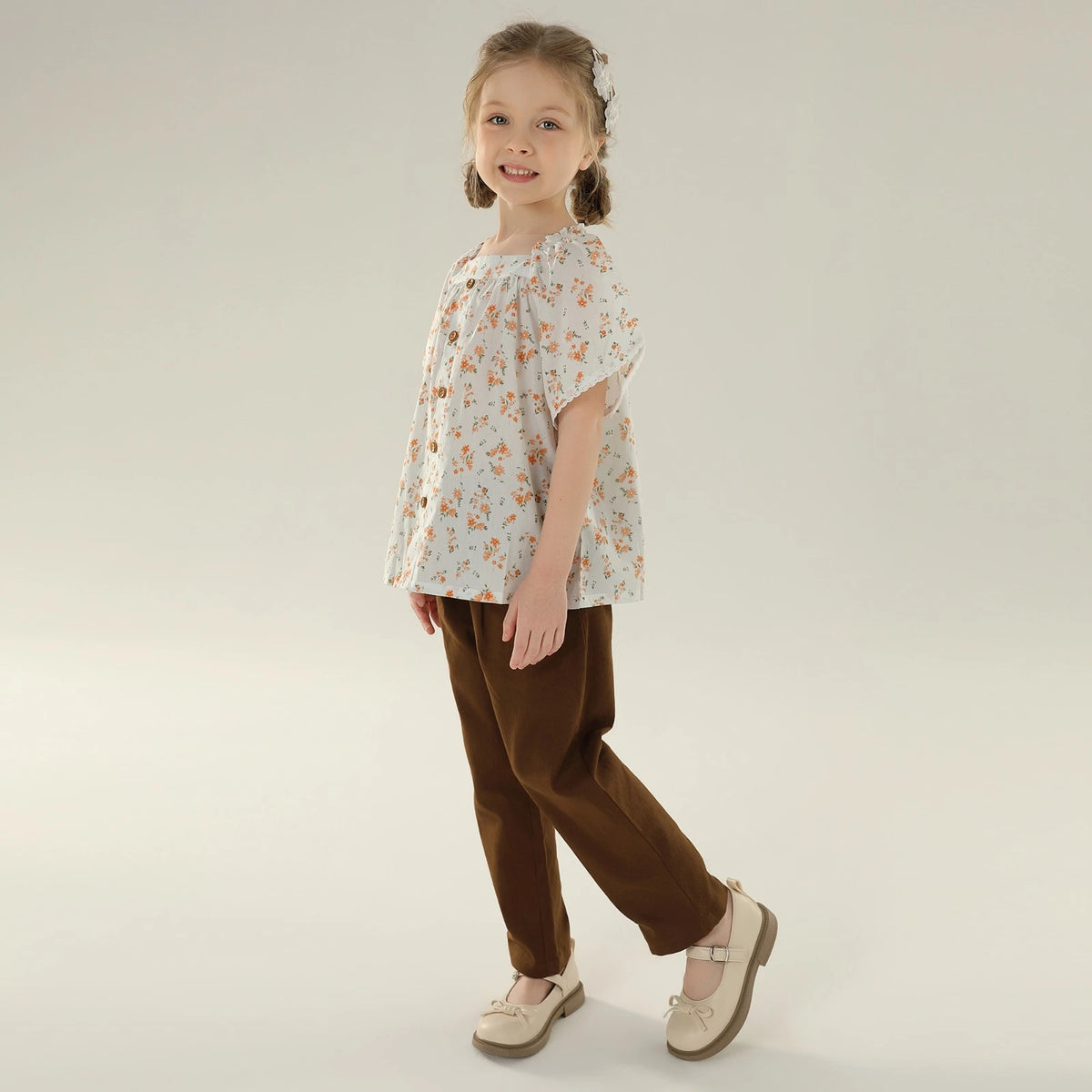 بلوزة بأكمام واسعة مزينة بنقوش زهور عصرية للبنات