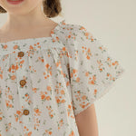 بلوزة بأكمام واسعة مزينة بنقوش زهور عصرية للبنات